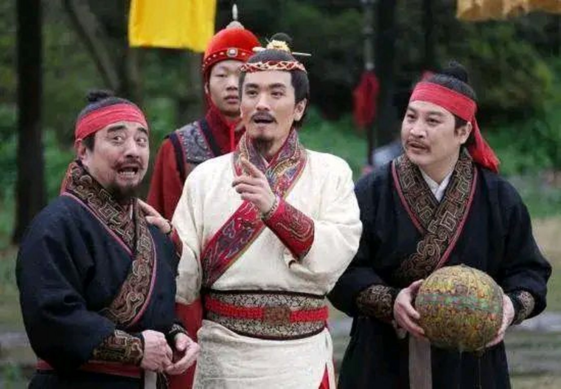 那天,端王赵佶(后来的宋徽宗)在园中踢球,他的姑父王诜命仆人高俅前来