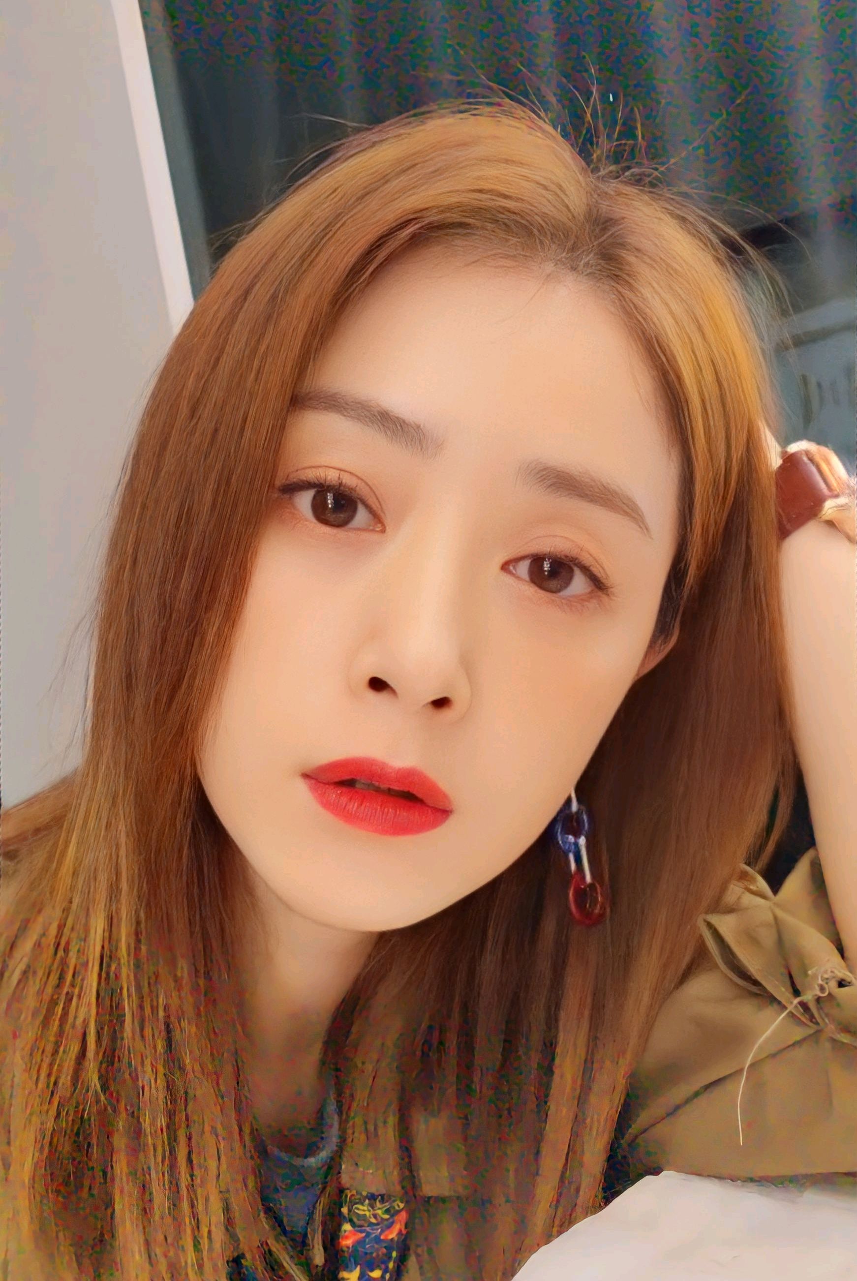 女星怼脸自拍成热潮,张柏芝形似少女,蒋欣辨识度不高