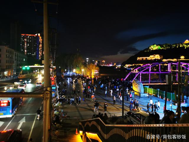 初到兰州南关民族风味一条街,东西偏贵,这种美食让人头皮发麻