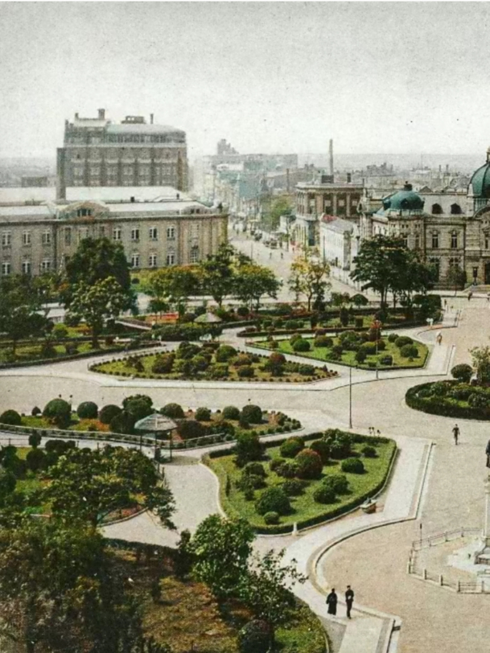 二十世纪三十年代大连中山广场,这张照片转自三省写真账,原本是一张