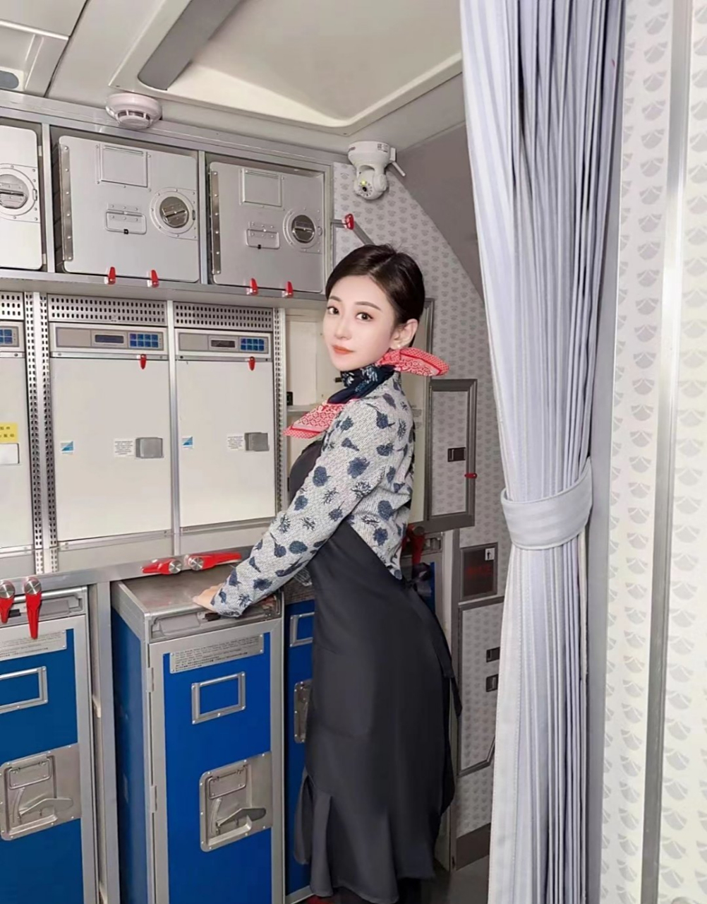这么漂亮的东航乘务员,是你喜欢的类型吗?