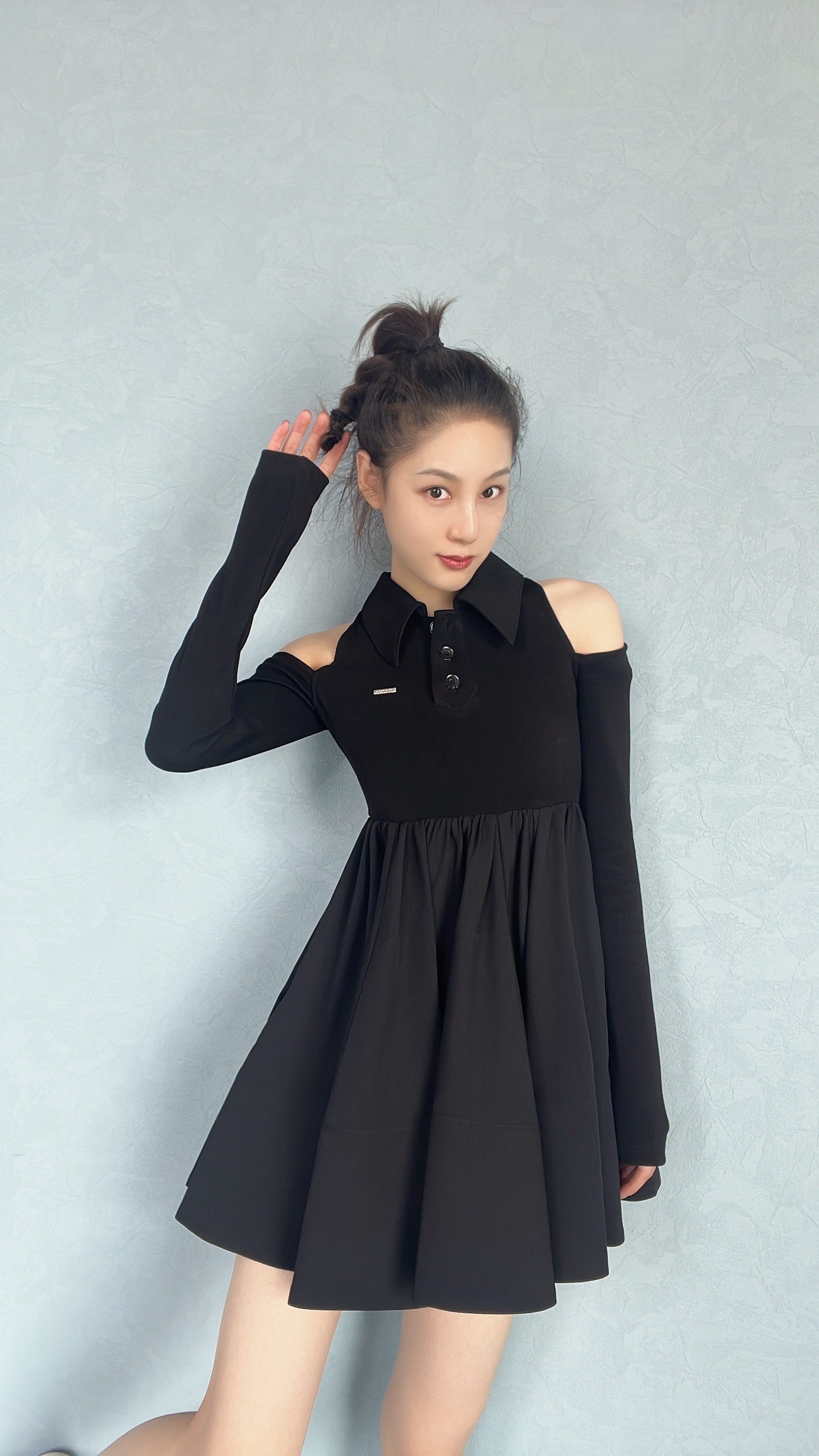 赵圆媛高马尾辫搭配露肩黑色小裙子,可爱又元气,好好看