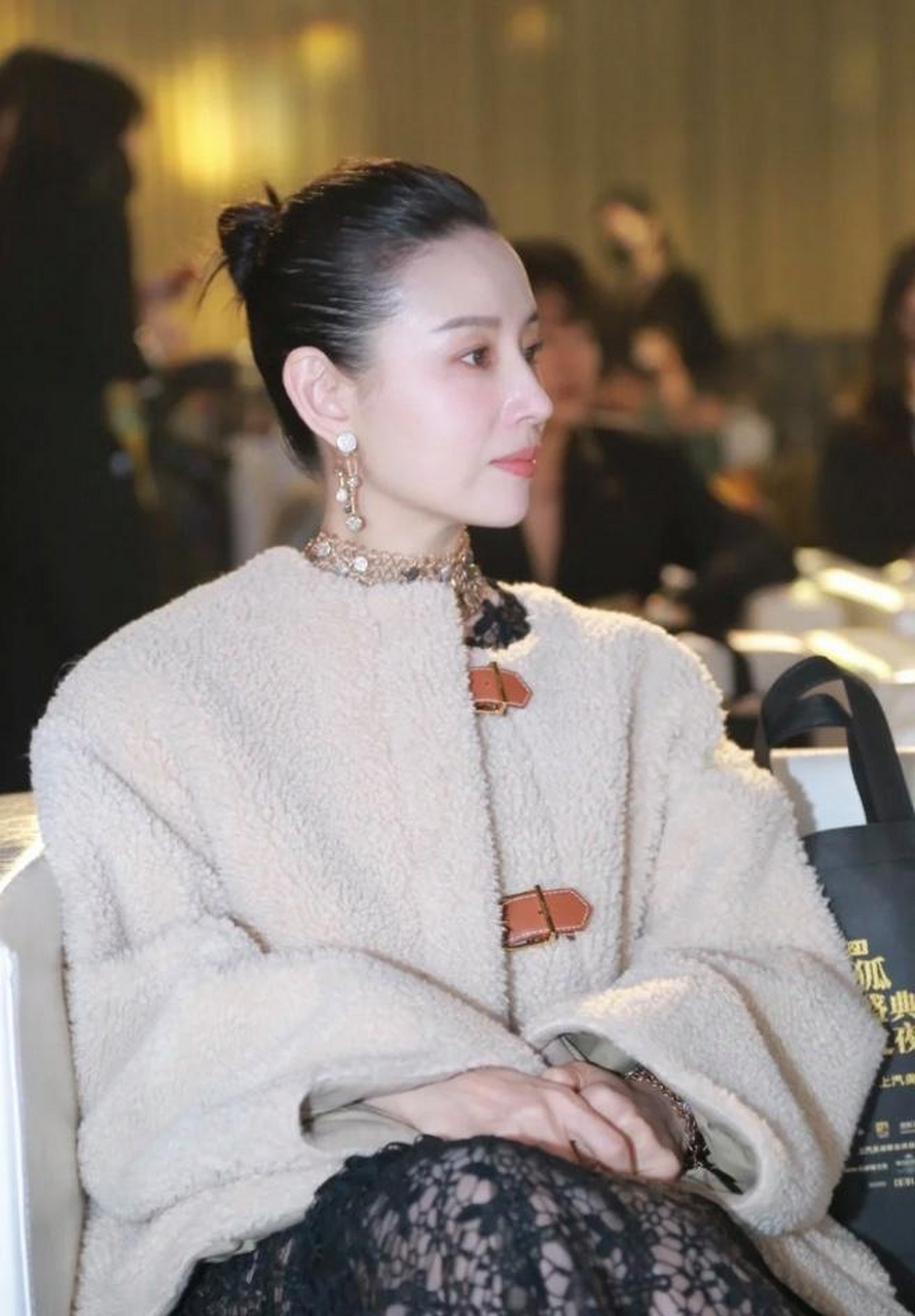 董洁的鼻子很好看,但是有些轻微的凸嘴.