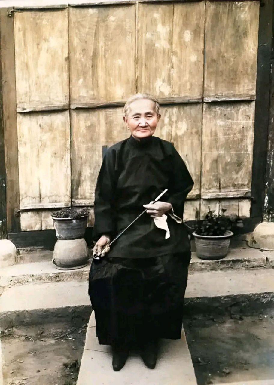 民国期间,一位"地主婆"留下的照片,尽管她已年过古稀,但从她清秀的