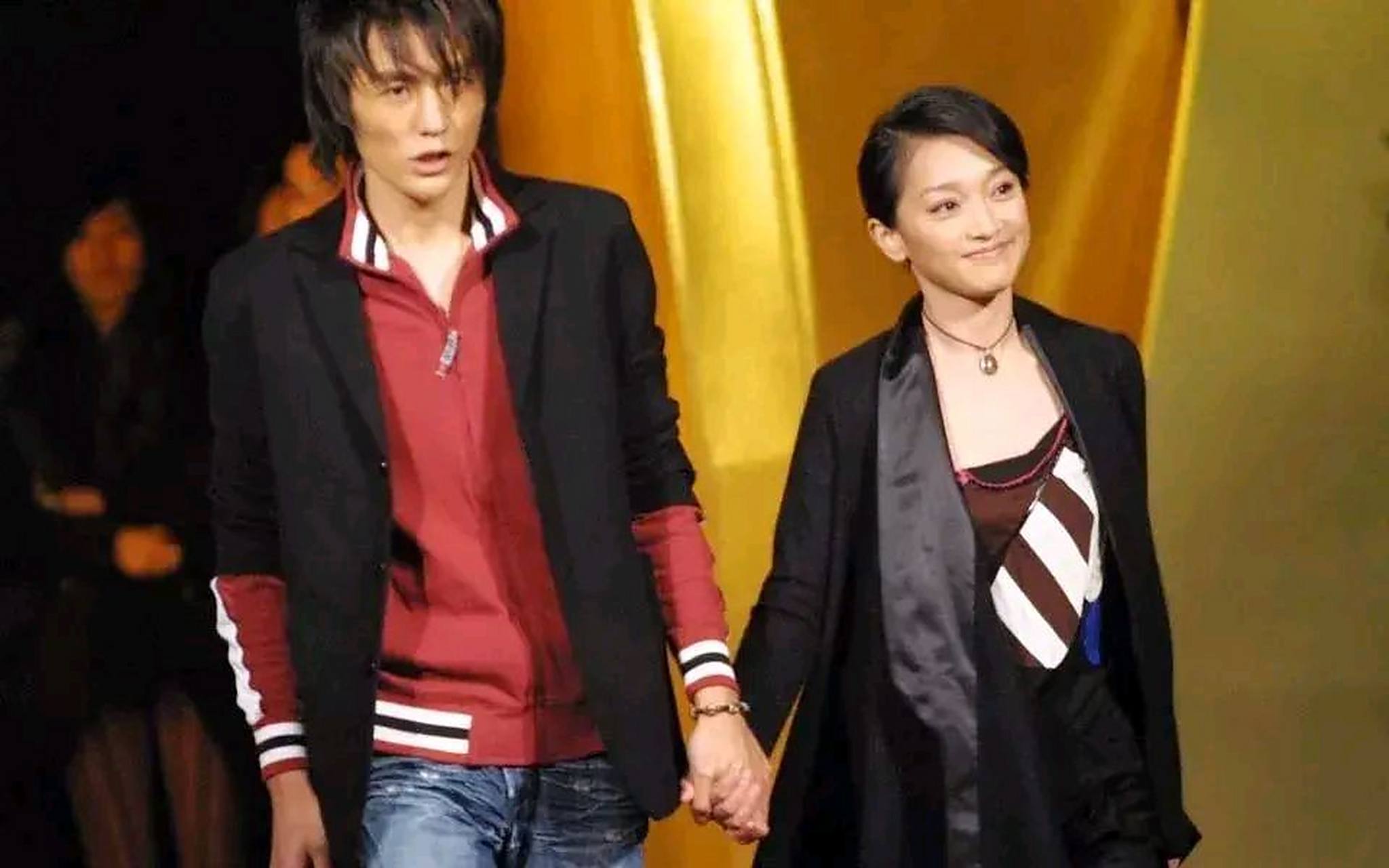 2010年7月,周迅前男友贾宏声趁父母不注意,从14层一跃而下,当父母跑下