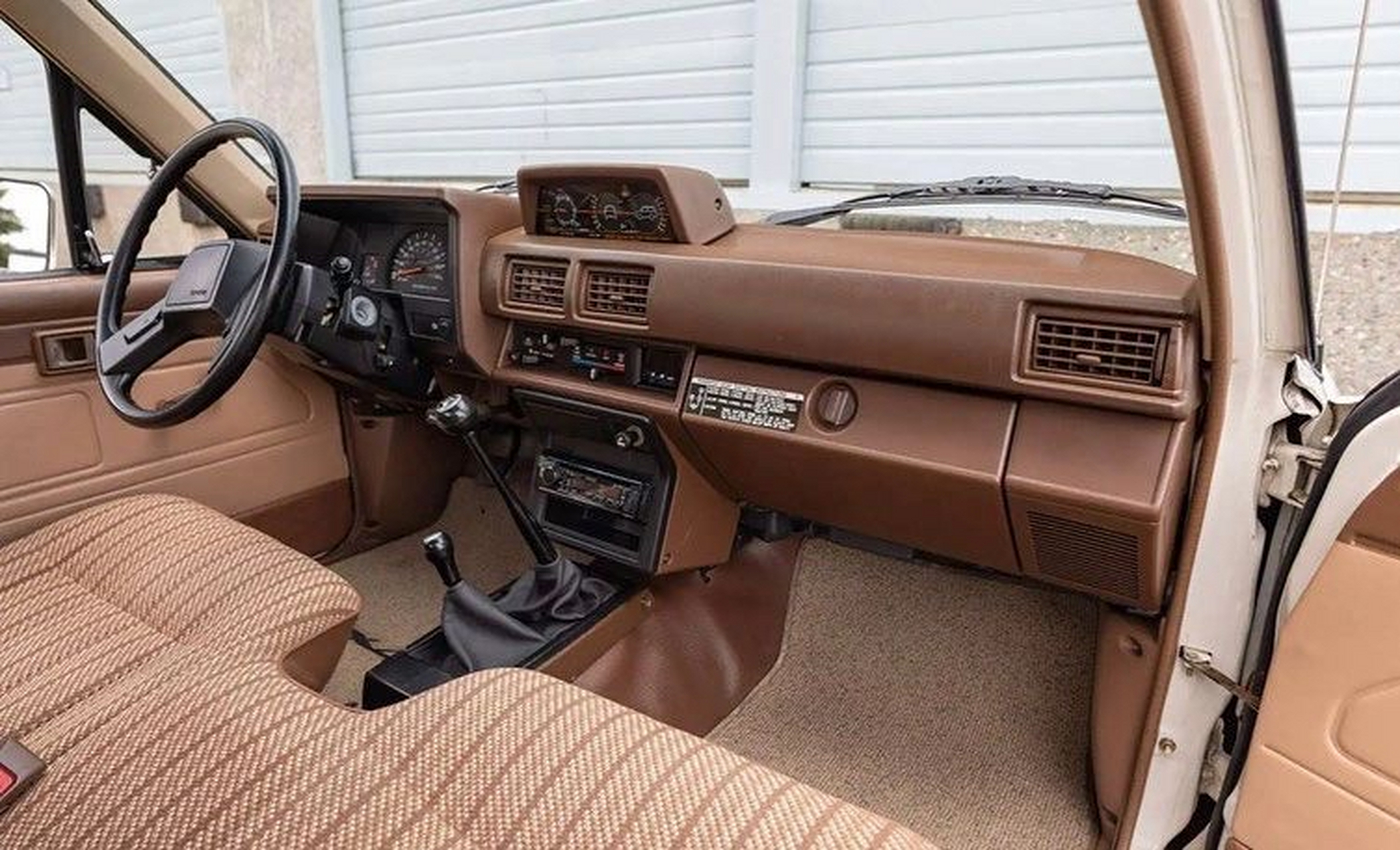 丰田海拉克斯hilux 1985,第一代海拉克斯单排皮卡,上面还附赠一辆1978