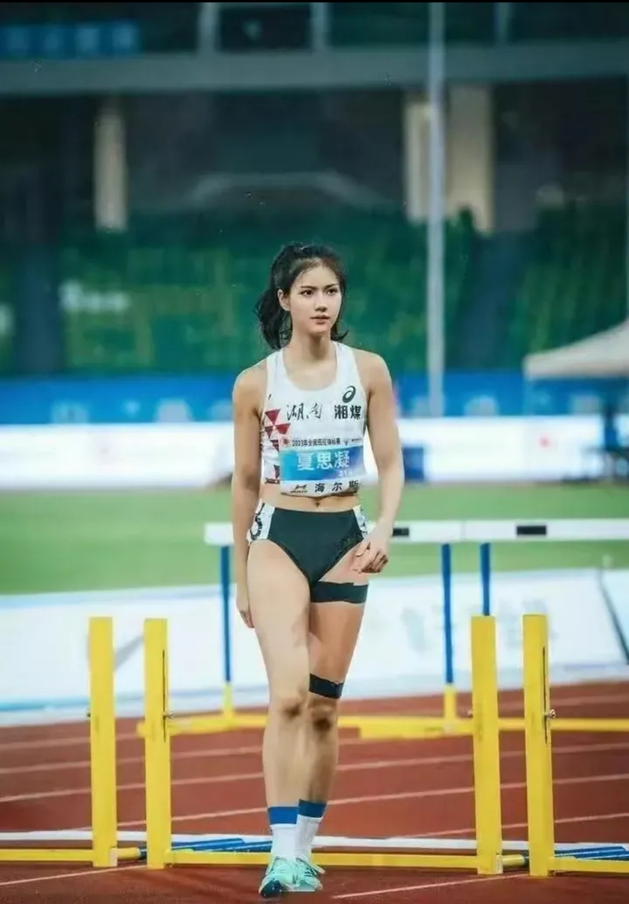 19岁的夏思凝近日在田径全国锦标赛女子100米栏夺冠  作为刘翔的同门