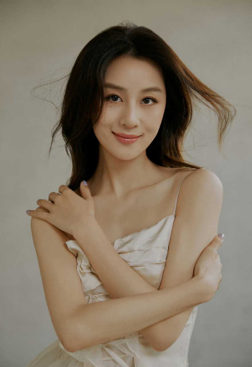 夏楠# 一袭白色吊带睡裙,肤白貌美的容颜,窈窕曼