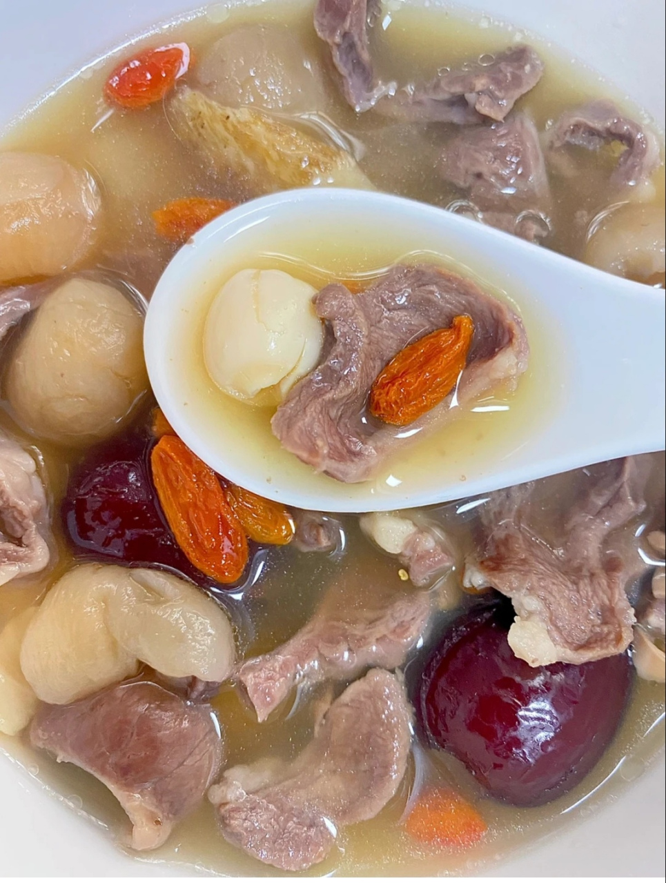 莲子猪心汤——安神养心助睡眠 材料:猪心200g,莲子10颗,黄芪6-8片