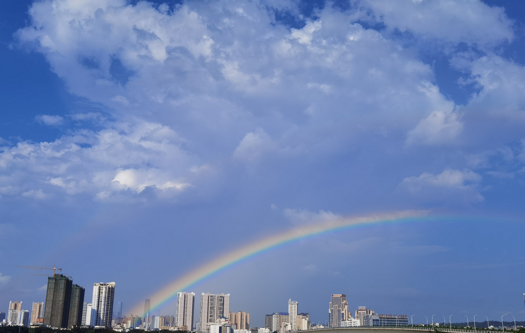 广西南宁:下雨过后的南宁,天空挂了一道靓丽的彩虹!