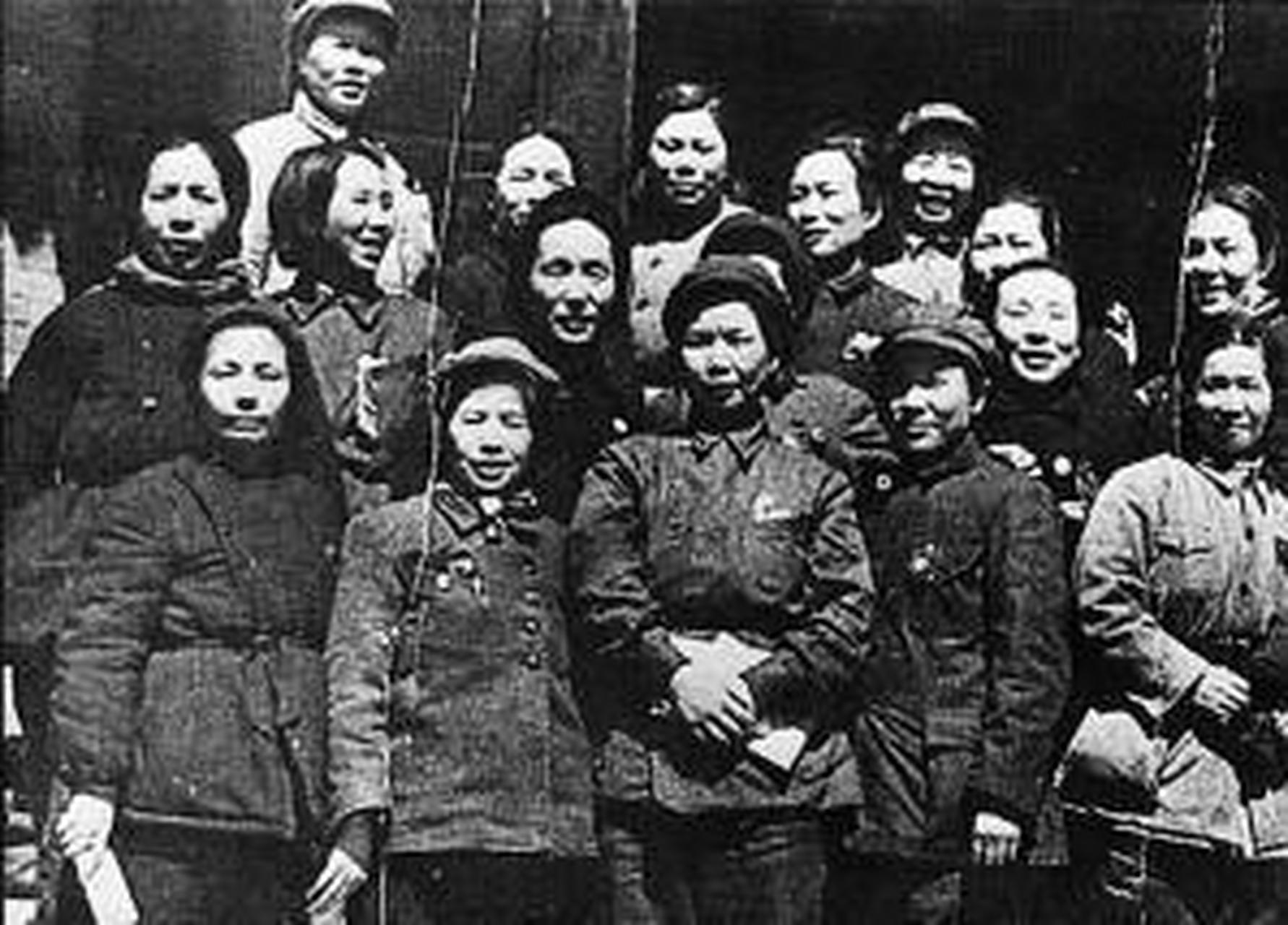 1934年10月中旬气候宜人,但踏上长征路的大多红军情绪都不高.