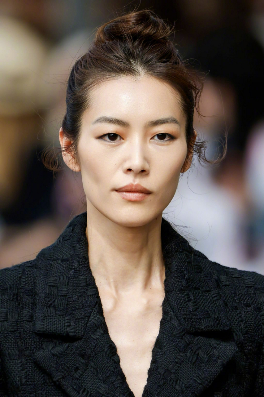 刘雯在巴黎时装周参加chanel 2023秋冬高定走秀