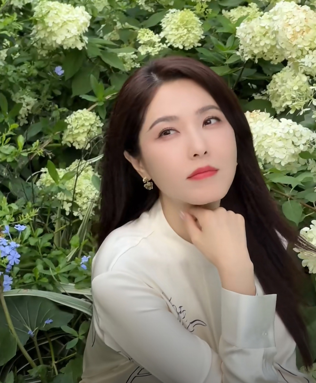 曾黎在公园录节目,表情俏皮展现活泼开朗一面,姐姐辈的年龄却有小女生