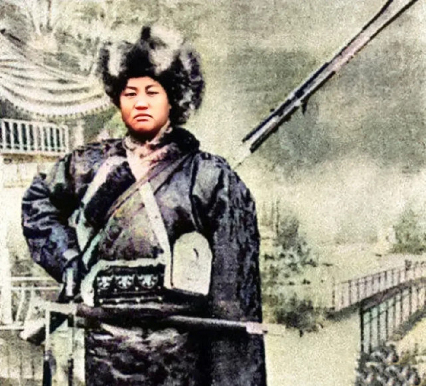 照片中的这位男子是藏族开国少将黄正清,时年34岁,穿着一身军装,意气