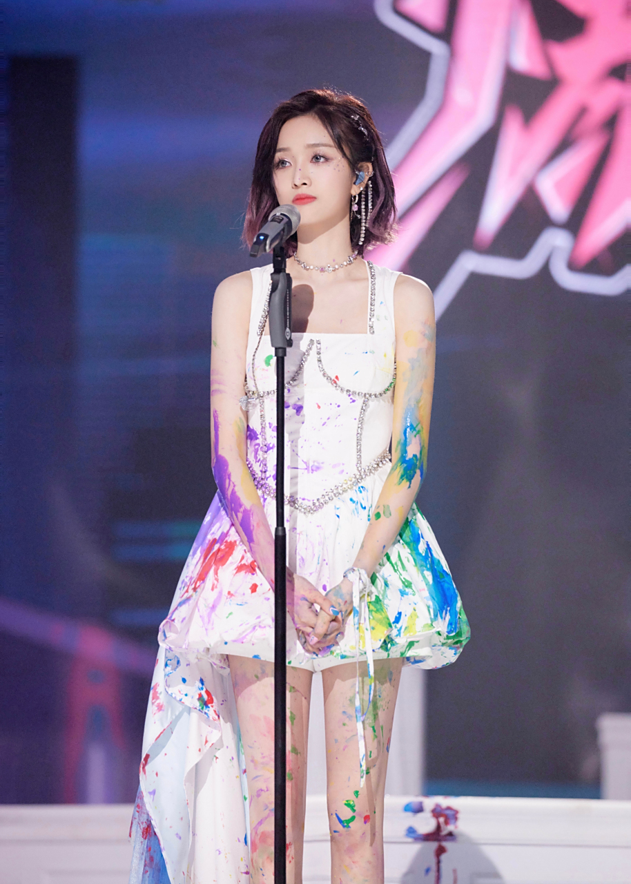 吴宣仪 周洁琼赤脚同台