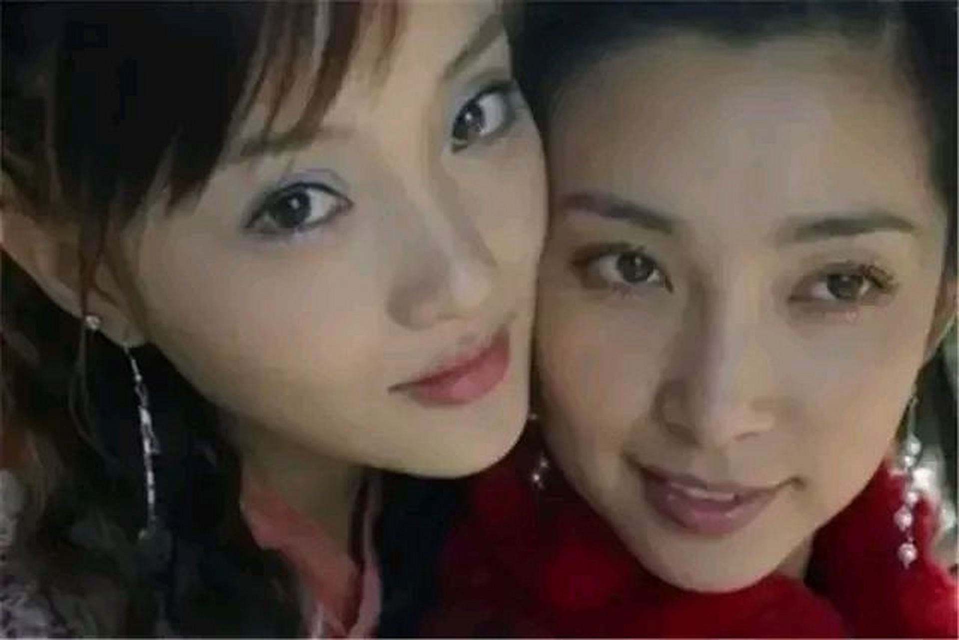 一次,李小璐和李冰冰拍野外戏时,两人突然拉肚子,找了好久,才找到一个