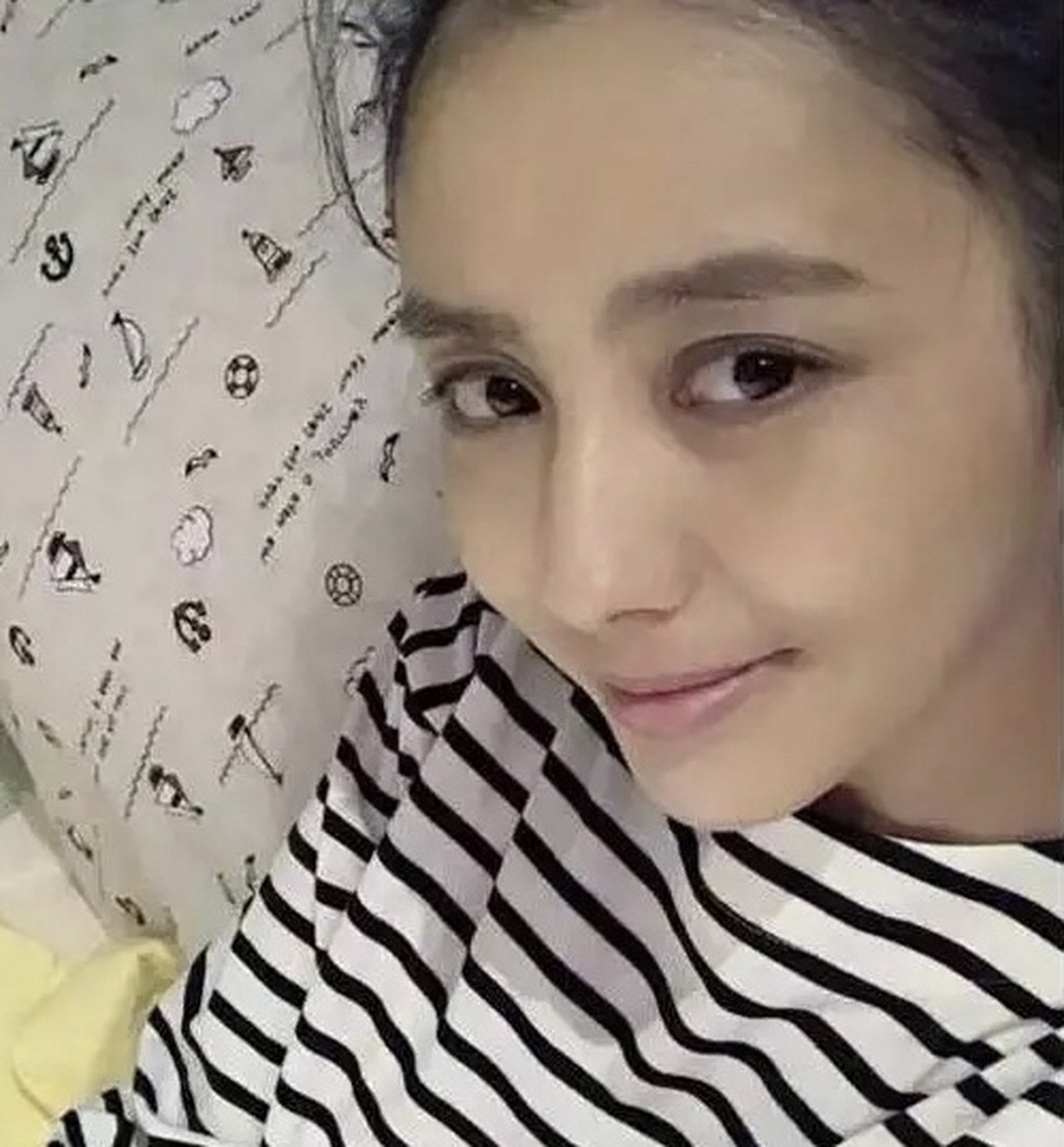 佟丽娅底子不错,只是黑眼圈略微明显