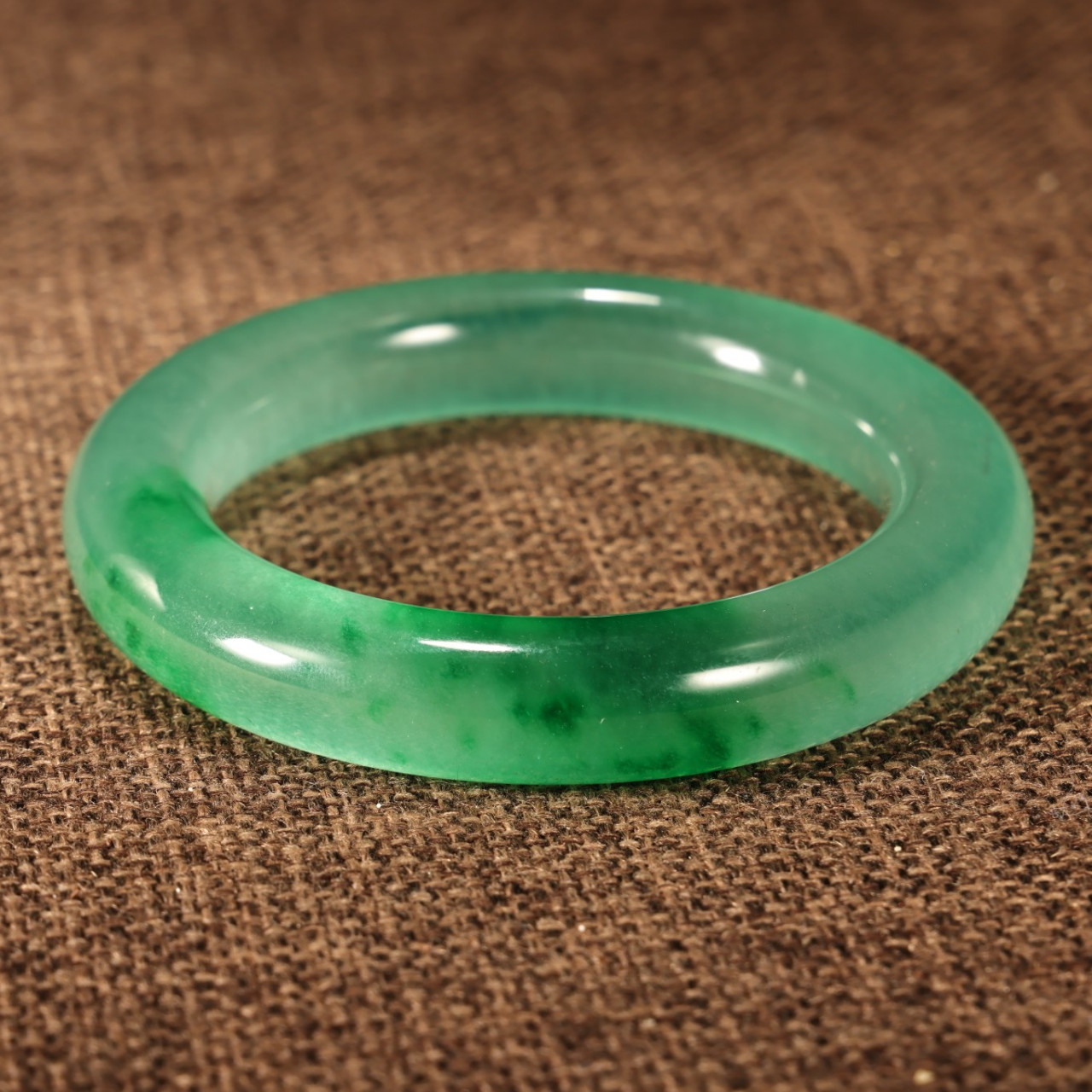 旧藏收清代宫廷御藏极品罕见超宽高冰种翡翠手镯 配老漆器盒一个 盒长