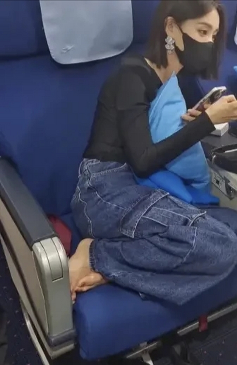 李一桐光脚丫坐飞机惹争议,李一桐刚上飞机就脱鞋,光脚踩在座位上,私