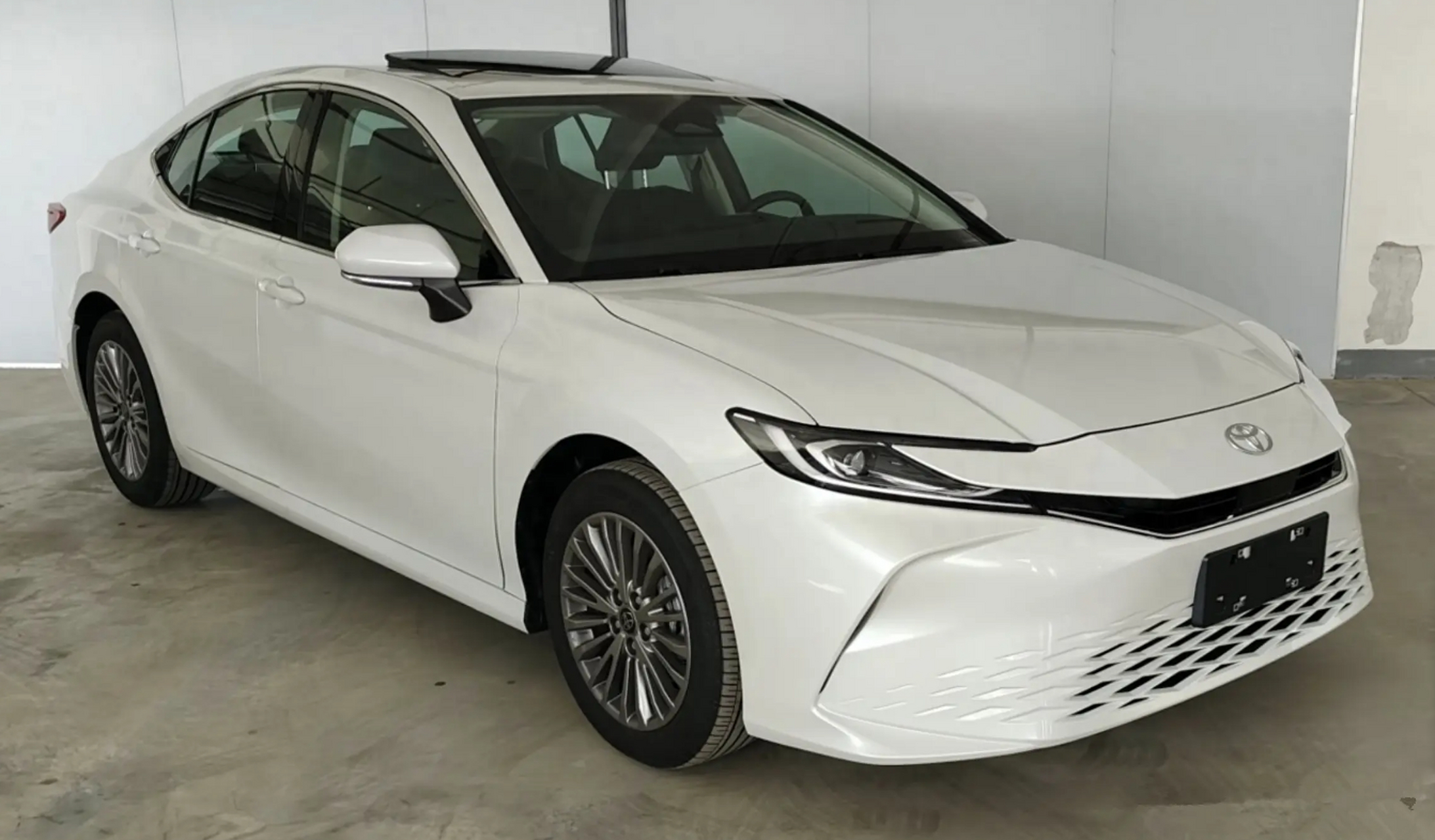 新凯美瑞在设计上没有太大的新意,轴距维持不变,外观造型有新变化