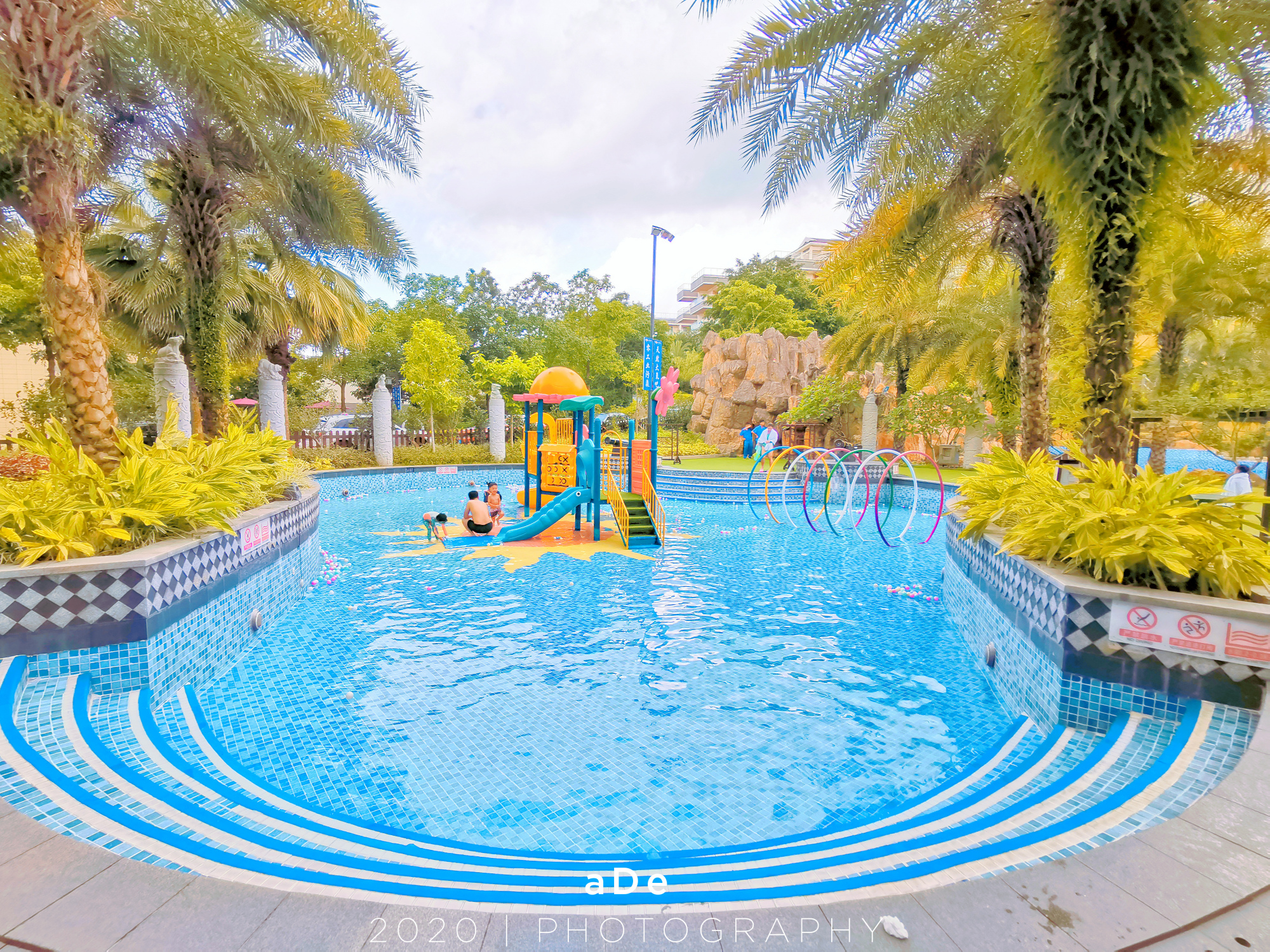 三英温泉让您身享私家温泉,远眺窗外名山仙瀑,纵情天地间