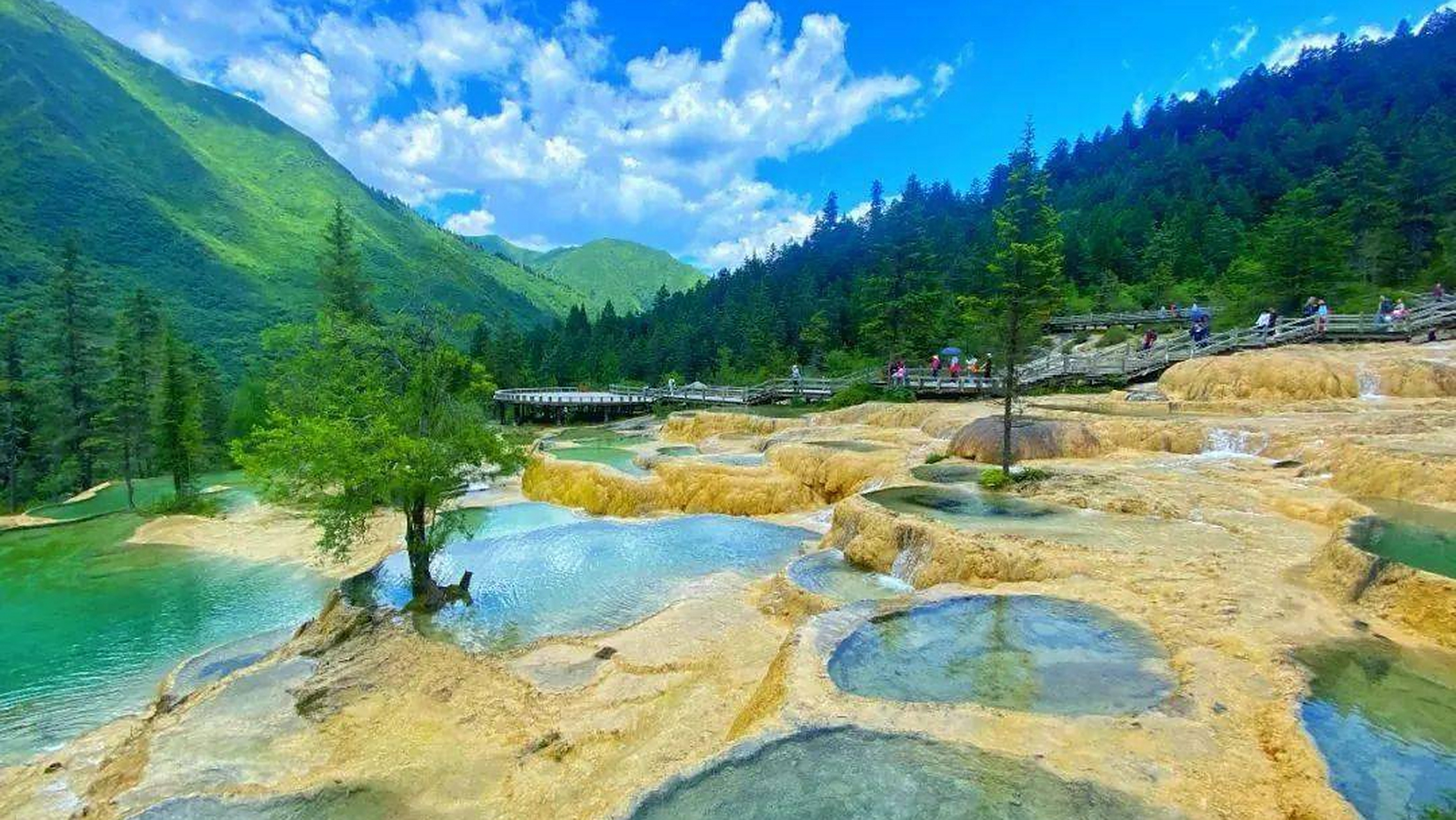 来到"四川黄龙景区",这里的地表钙华奇观,一定会让你感叹大自然的神奇