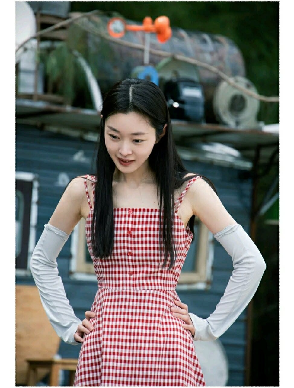 宋轶真是甜到爆表,穿红白格子的连衣裙,奶乎乎的美