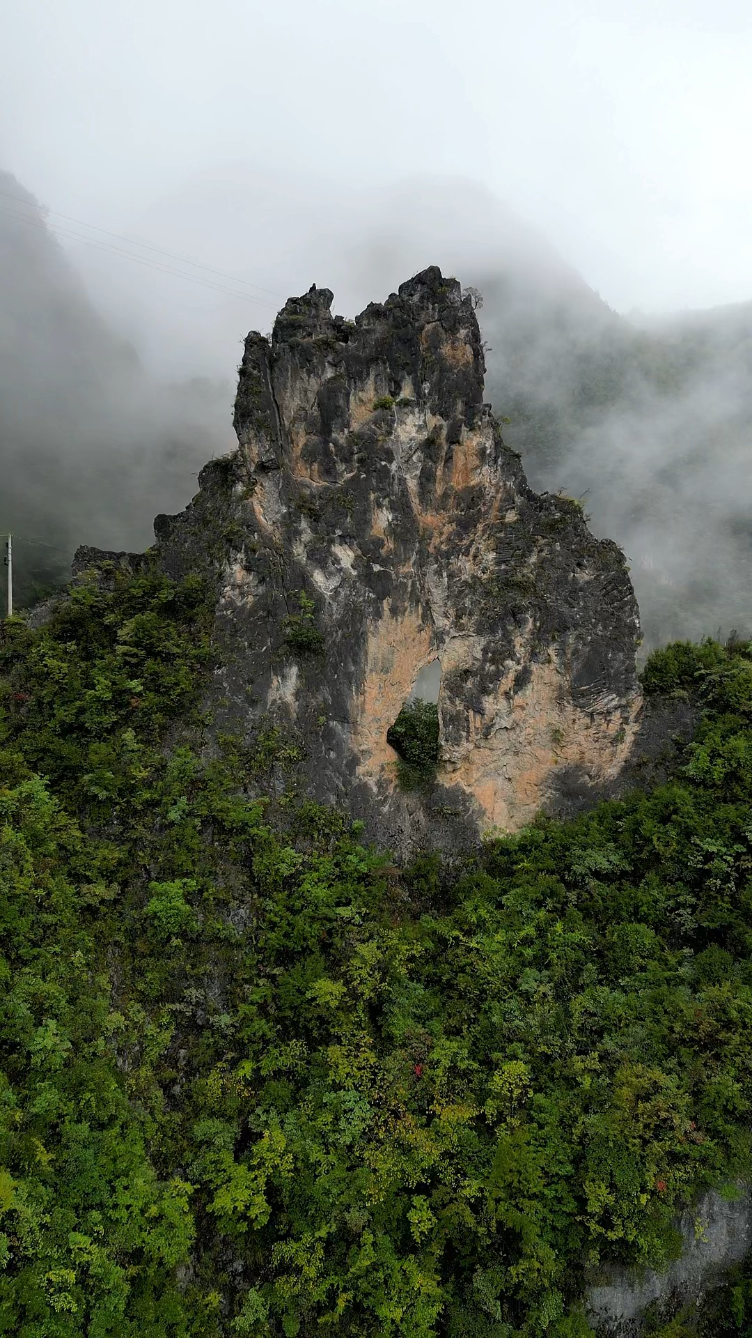 穿越世所罕见的神农架"刀片山"——薄刀峰!