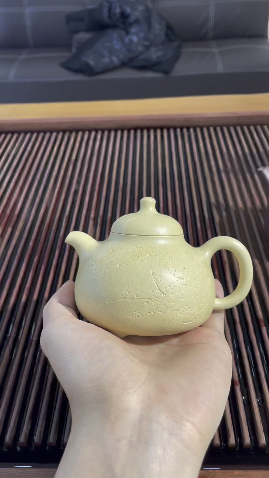 本山绿泥的特点就是玉质感养到后期就玉石一样温润