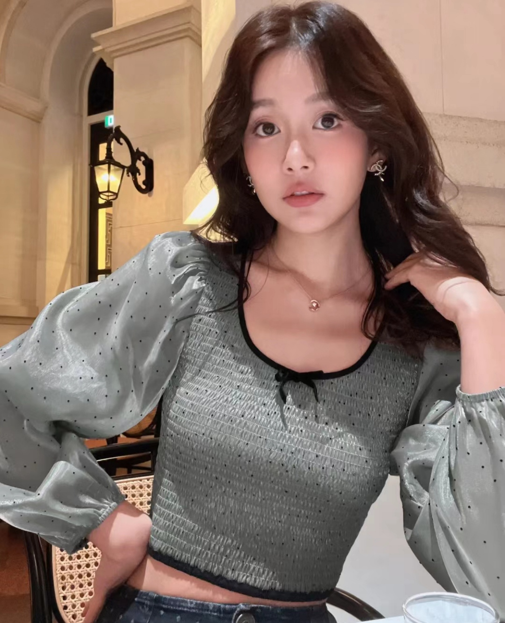 气质不输年轻网红,作为杂志封面模特的鼻祖,张子萱始终保持着很好的