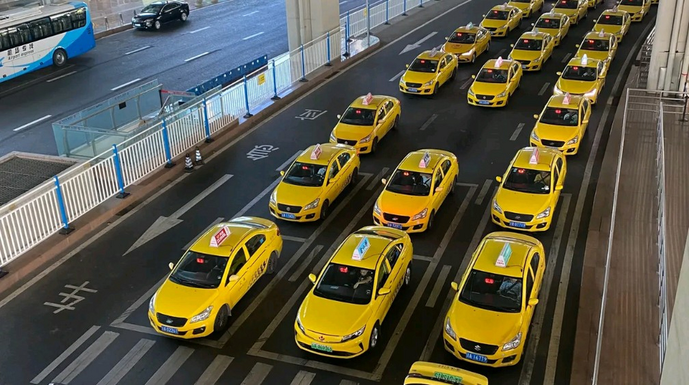 重庆出租车飞起来图片