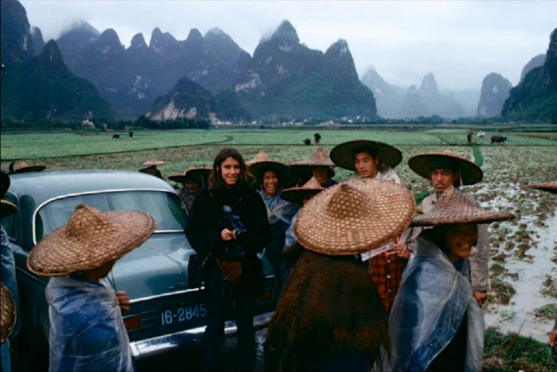 1980年,桂林阳朔老照片,这里的山水甲天下,有外国游客来游玩.