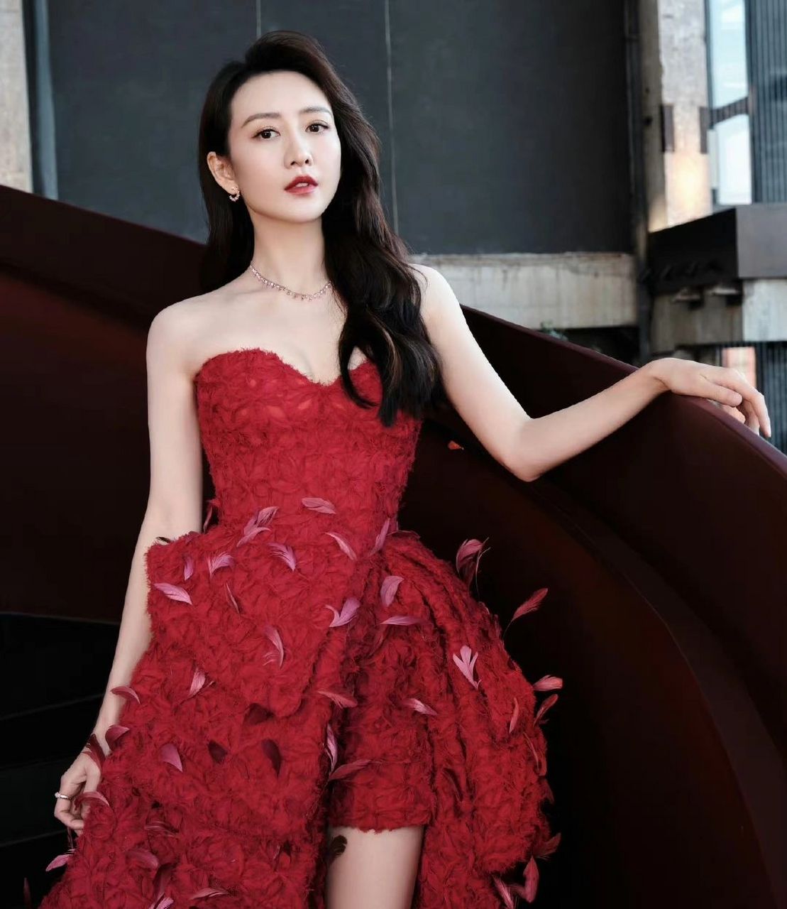 王鸥晒新造型,穿红色抹胸礼服裙美艳又性感,气场全开还真霸气,飒爽不