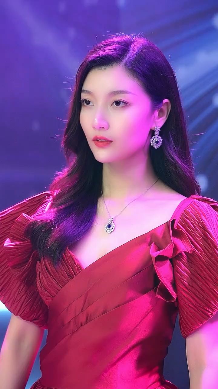 杨小曼深情演唱歌曲红颜赋人美歌甜超好听