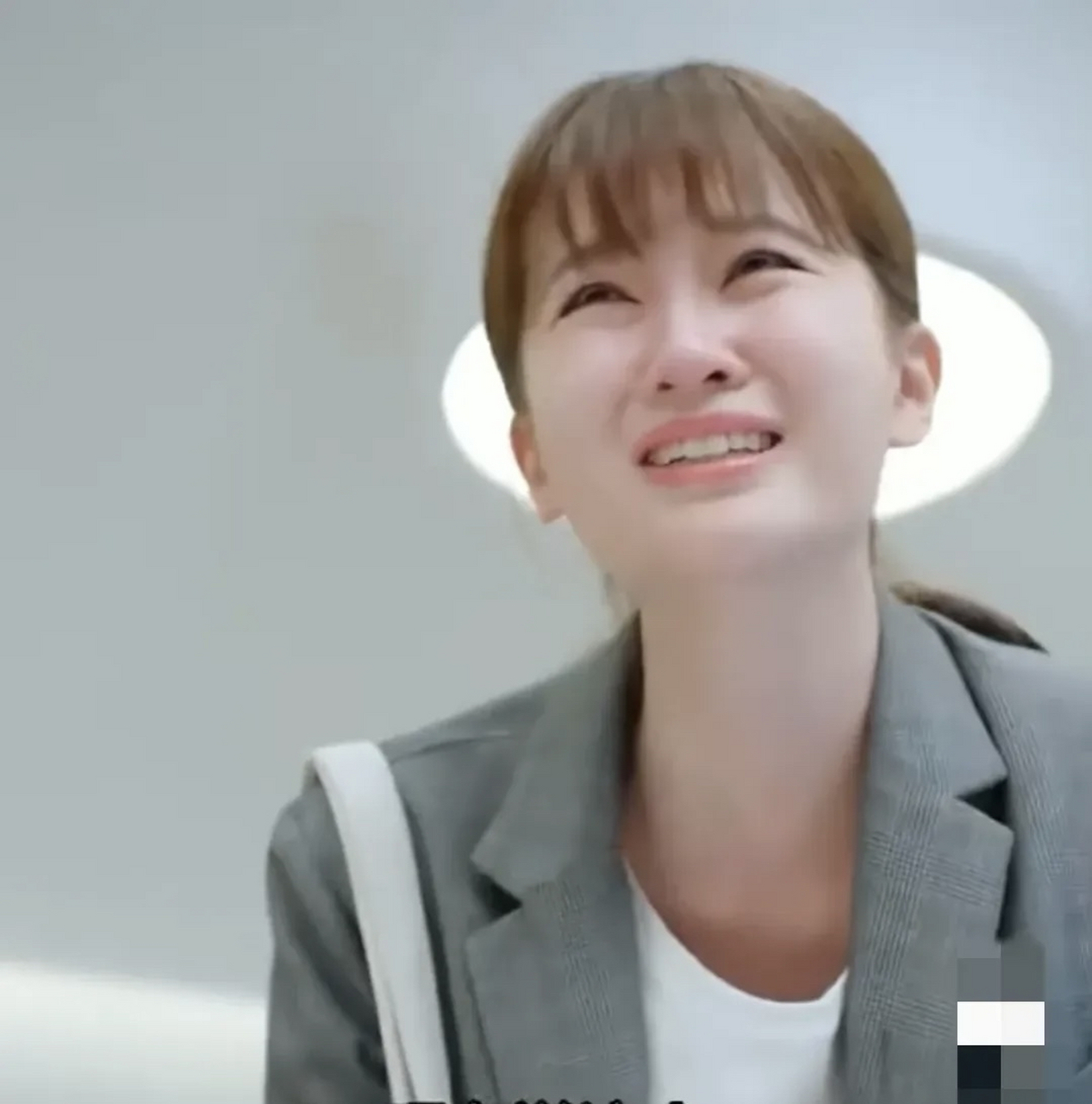 表情似哭非哭,似笑非笑,看着忍不住想笑!