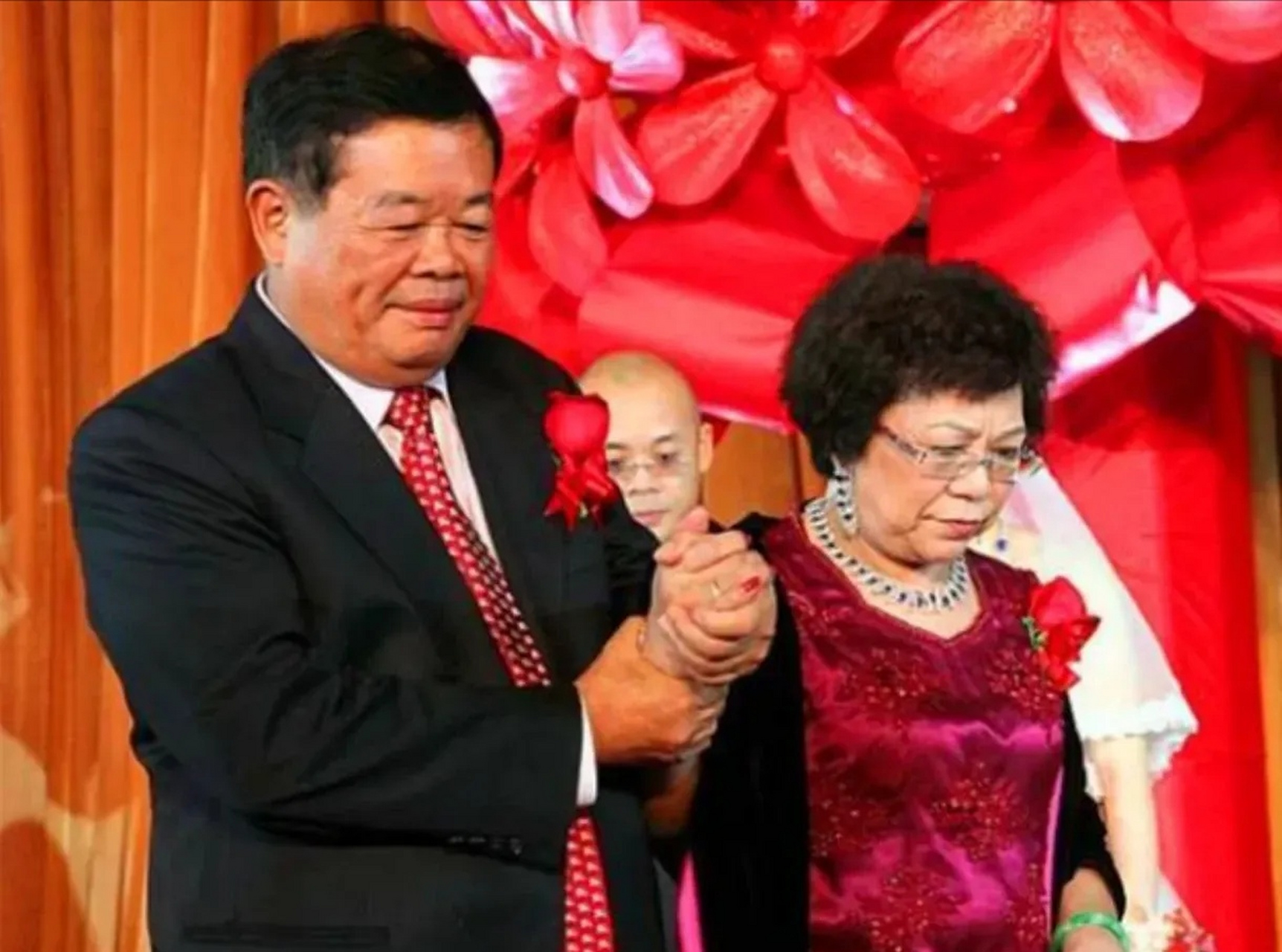 亿万富翁曹德旺给发妻陈凤英写信:咱们离婚吧,我爱上了其他女人,她是