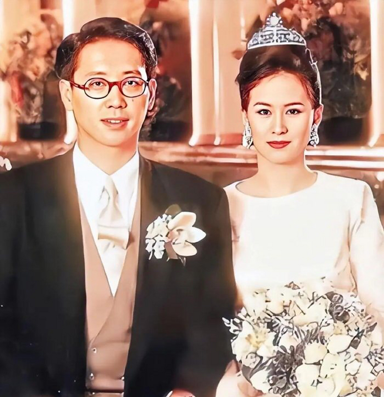 何超琼和何超莲两姐妹的婚纱照对比!还是姐姐的贵族气质更浓烈些!