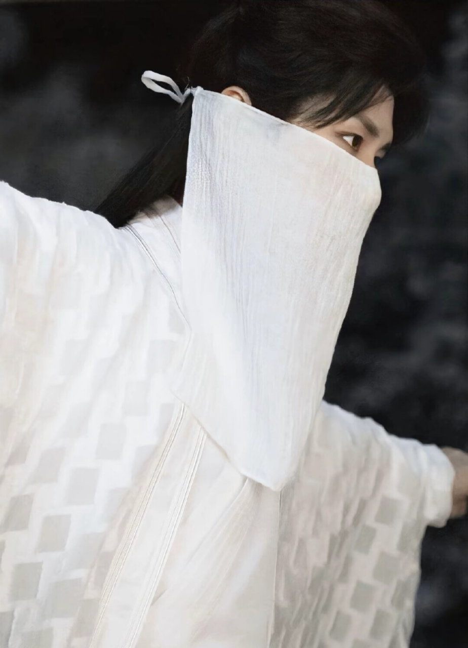 当白衣剑神再临时,李莲花依然有着剑神的剑意,却已饱经岁月沧桑.