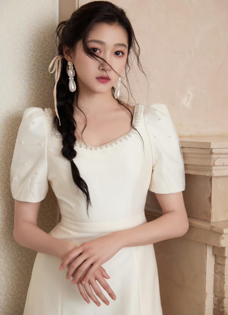 关晓彤# 一袭纯白连衣裙,甜美麻花辫,雪肤玉貌,曼妙身姿,水嫩肌肤