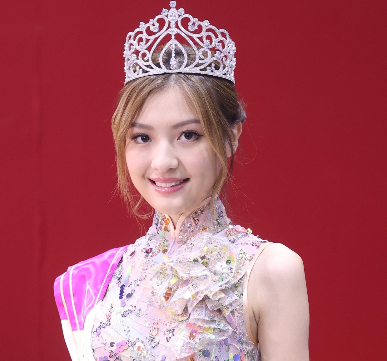 港姐亚军王怡然暂停公开活动,此前被曝父母是老赖