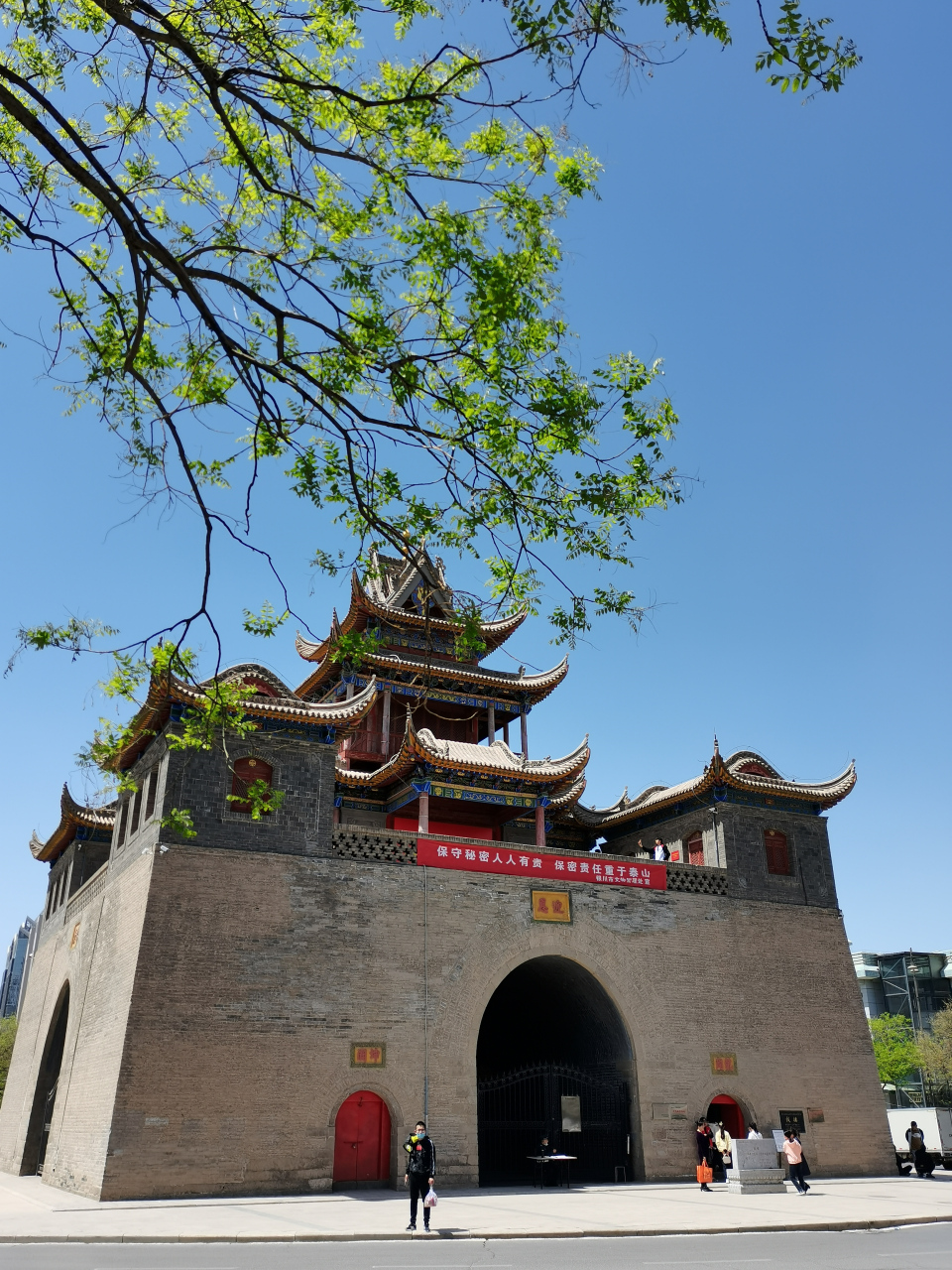 银川的"鼓楼"属于文物级别的建筑物,很多年都不开放了.