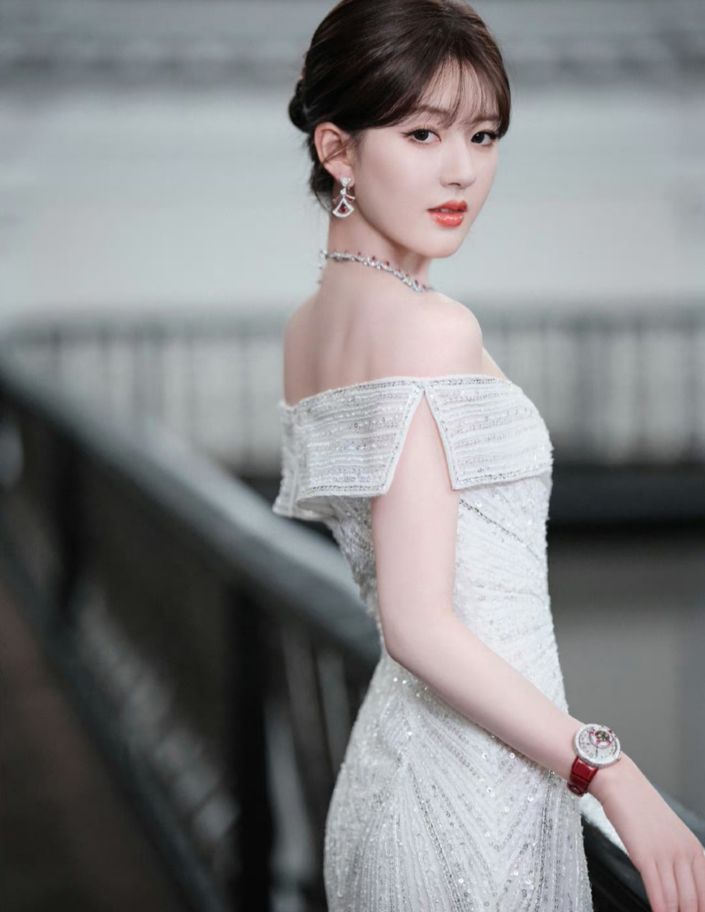 甜美可爱,清纯妩媚的#赵露思# 一袭白色亮片长裙,肤白貌美的容颜,窈窕