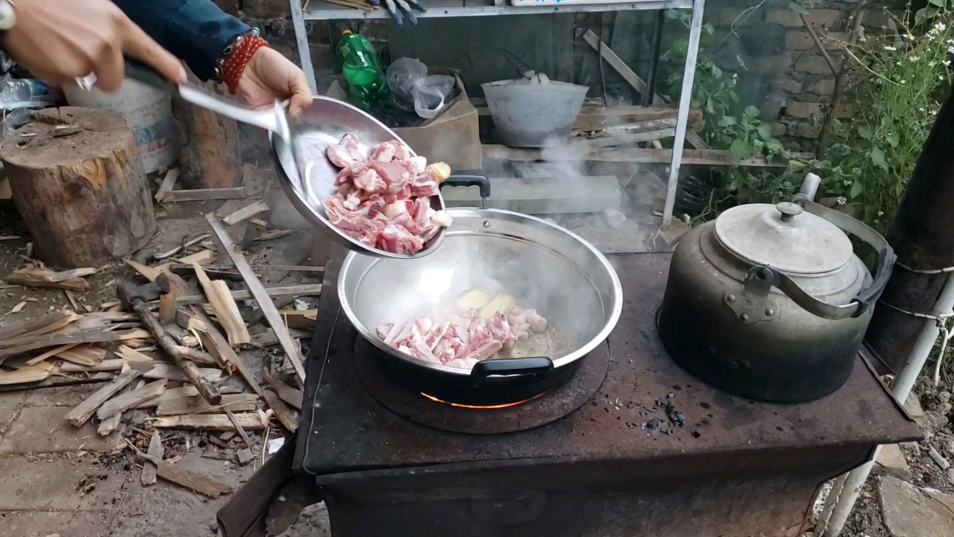2个人1斤羊排揪片子,新疆小院土灶炖肉香