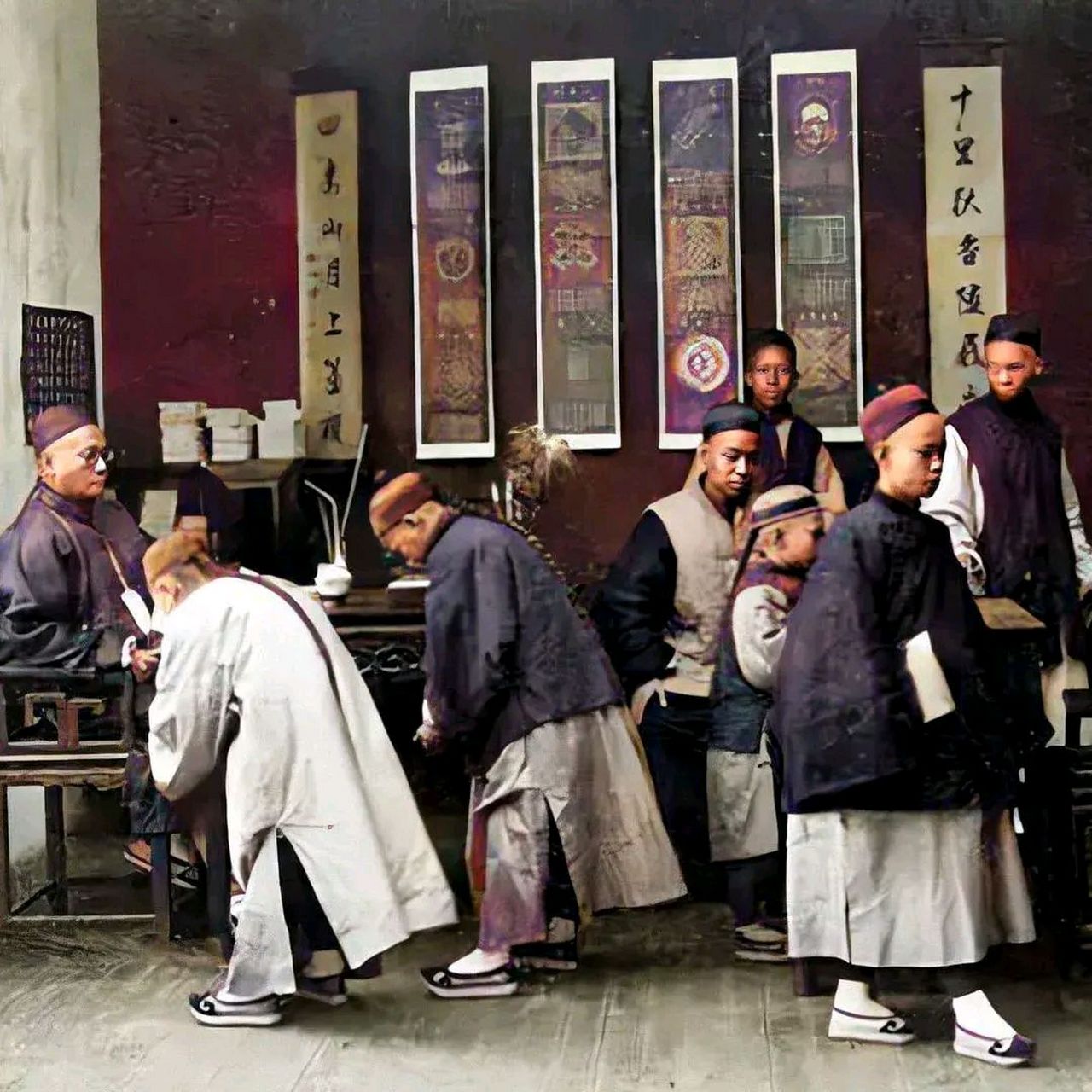 清朝末年,富人子弟在学校给老师行礼请安