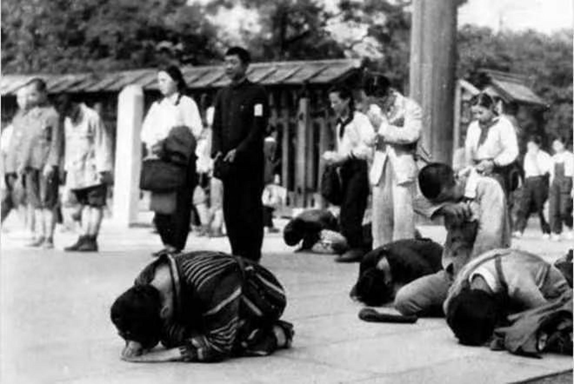 1945年,日本天皇宣布无条件投降,一张老照片展现了一个普通日本家庭在