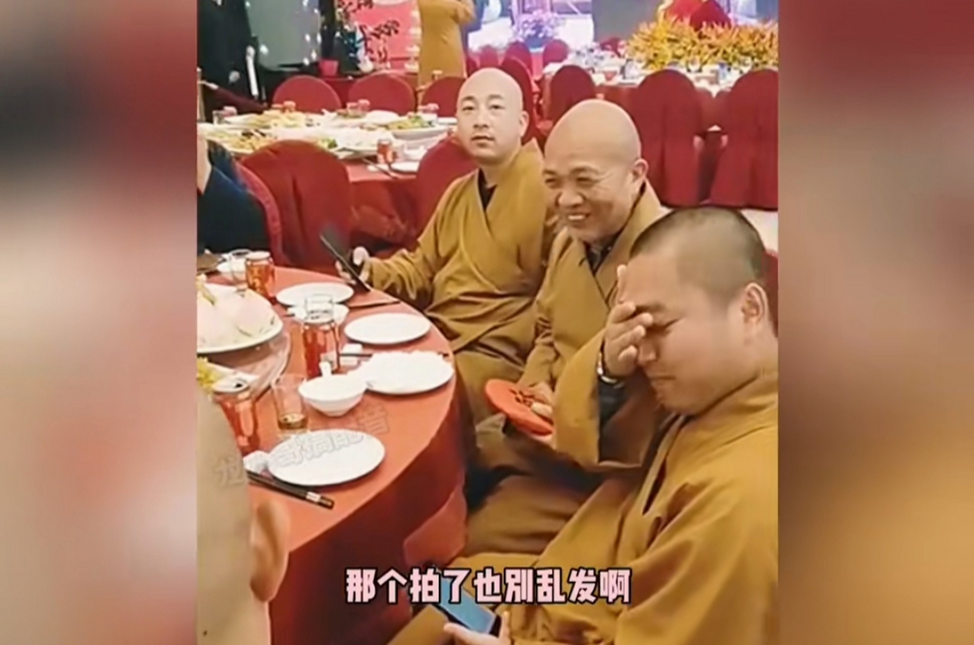 酒肉穿肠过,佛祖心头坐! 这和尚也太随意了吧,抽烟喝酒吃大餐!