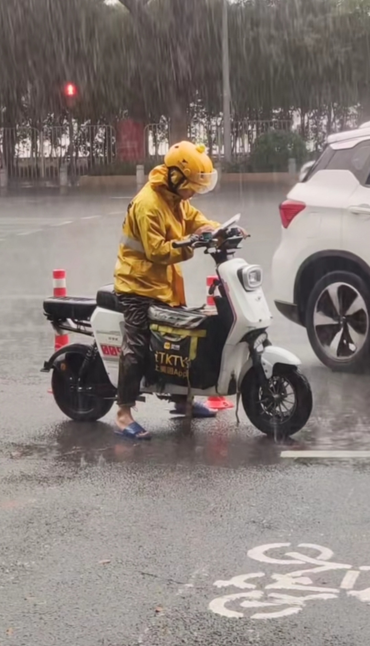 外卖小哥下雨送餐图片图片