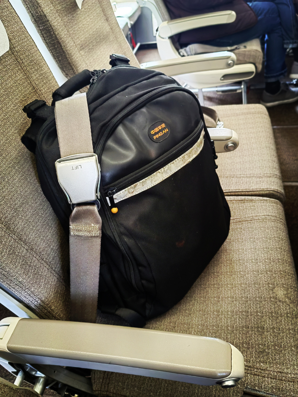 今天坐飞机,空姐让我的包坐在我旁边,还给系了安全带.