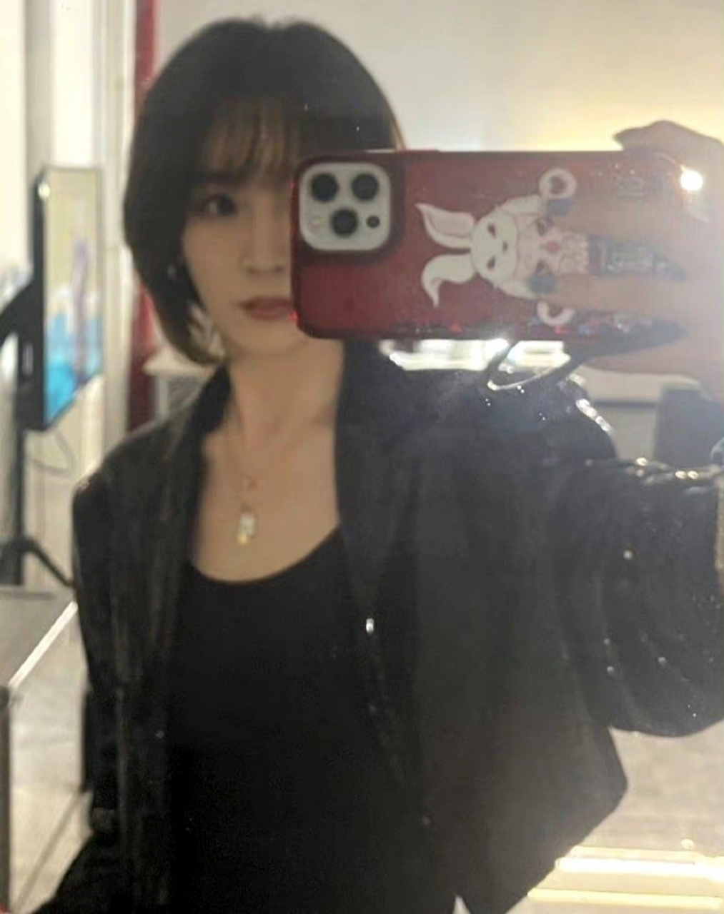 谢楠留头发尴尬期,谢楠晒出自己留长发过程的照片,称自己在留头发!