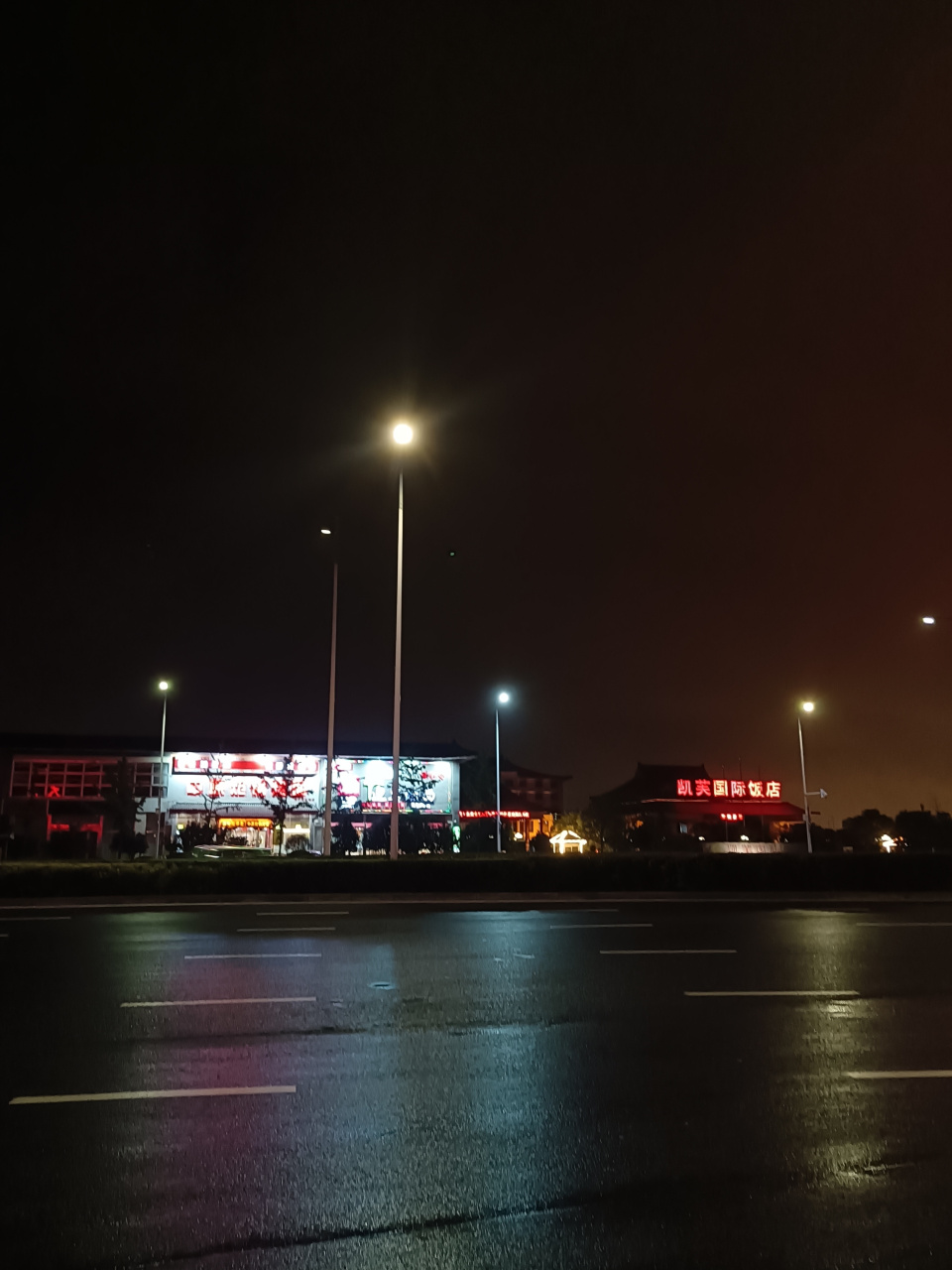 夜色下的郑州新郑国际机场